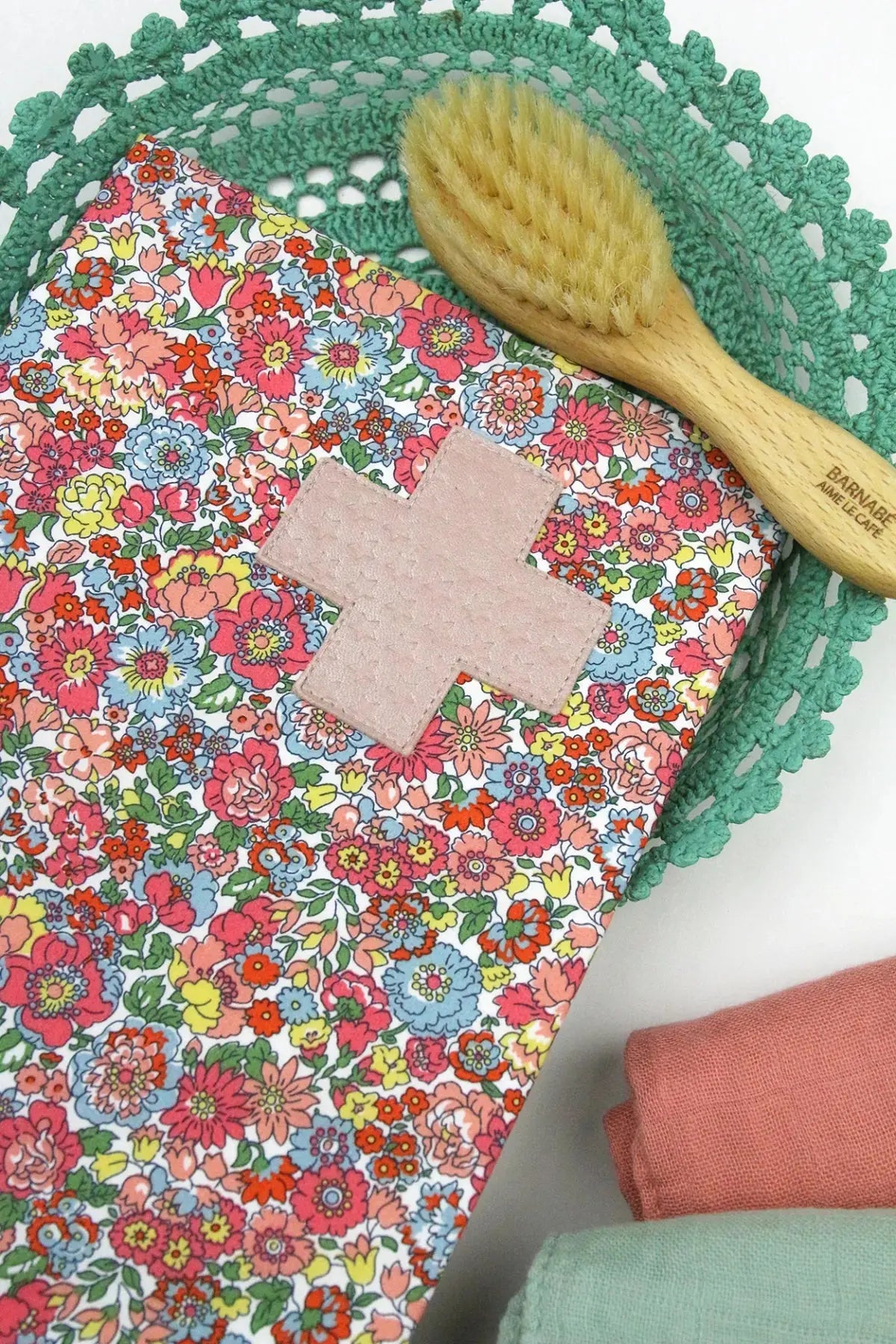 Protège carnet de santé Barnabé - Liberty FLEURS - BY ARTINE Barnabé aime le café