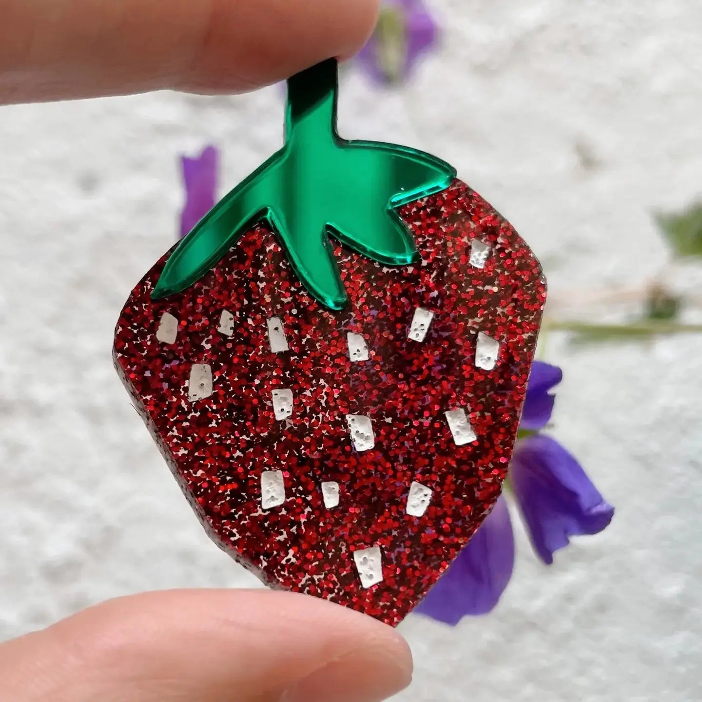 Broche - Fraise paillettes Le strict maximum