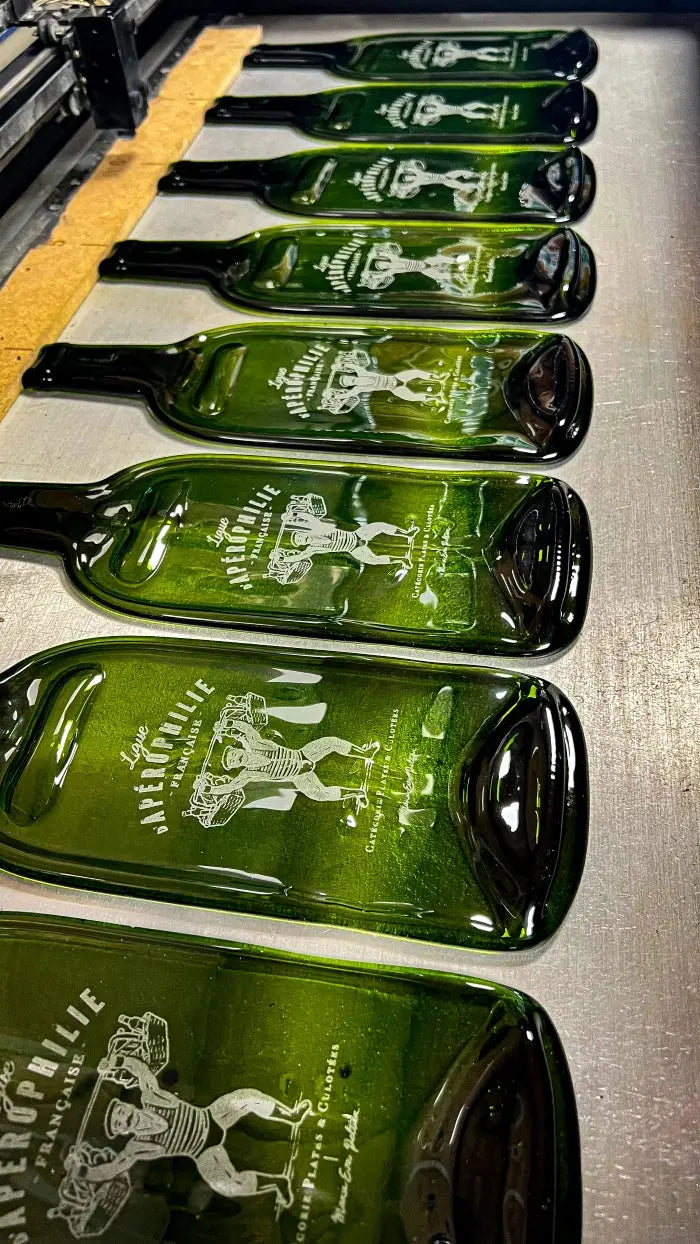 Planches apéro issues de bouteilles de vin - illustrées Plates et culottées