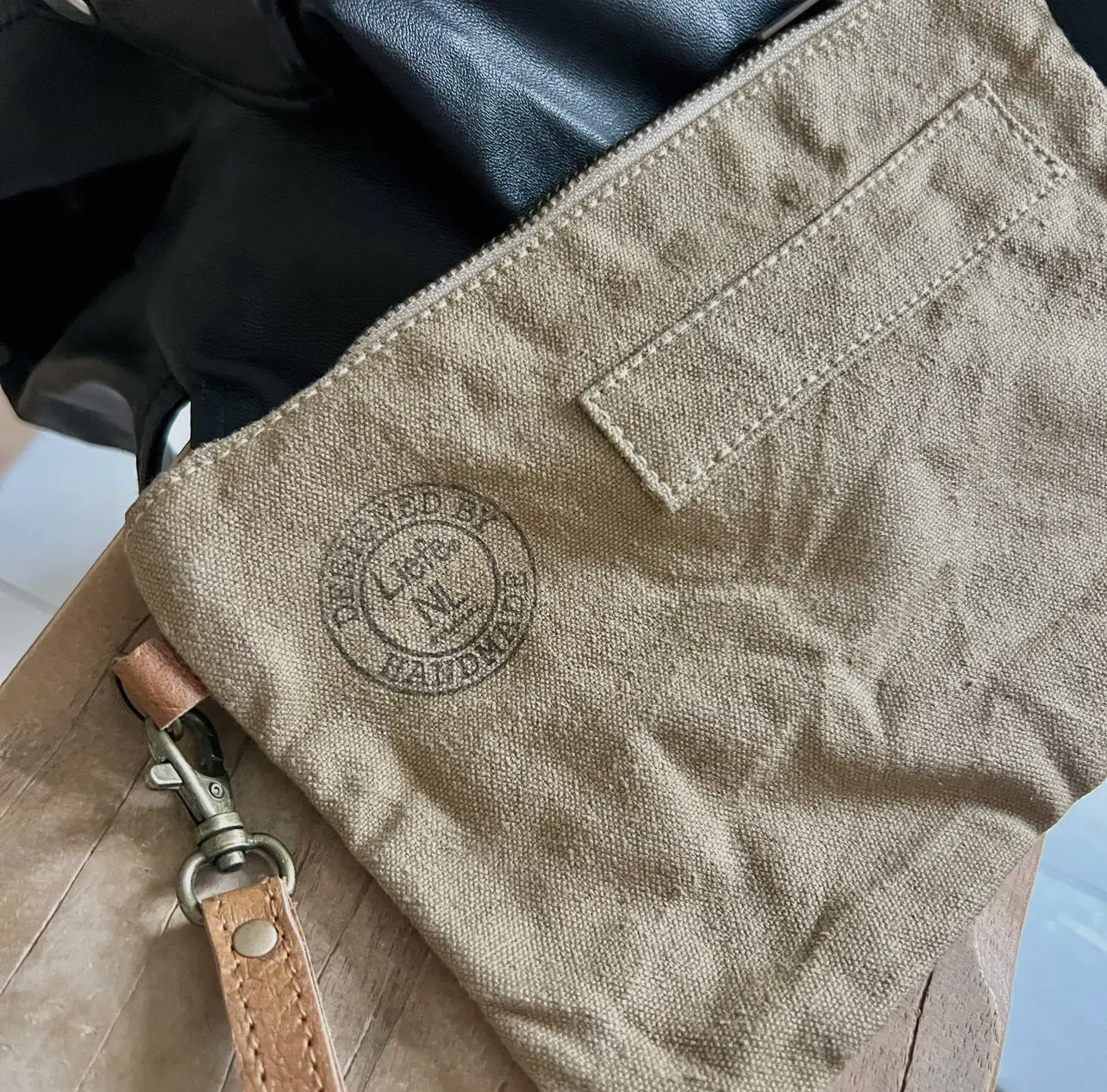Pochette kaki cœur noir