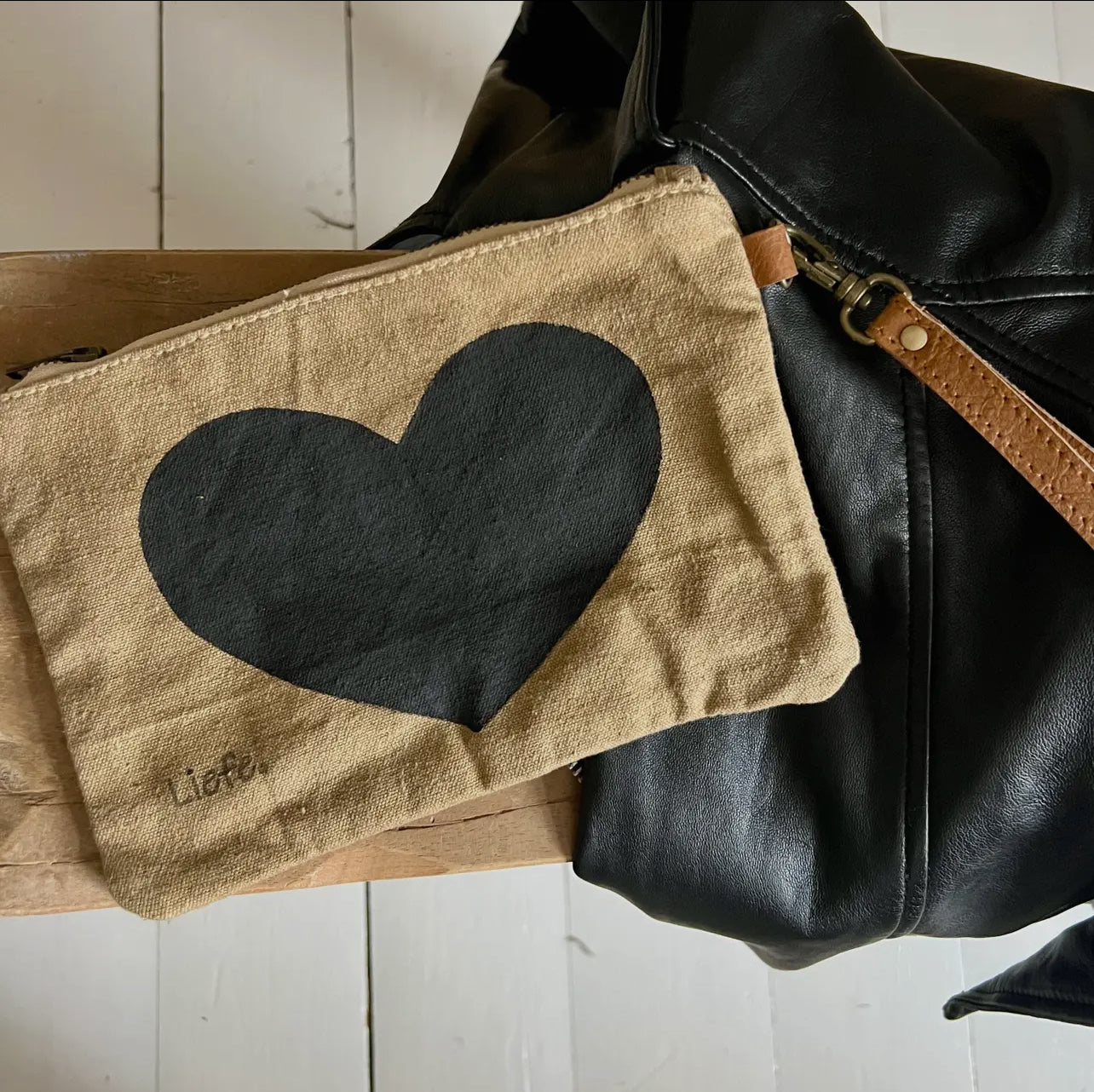 Pochette kaki cœur noir
