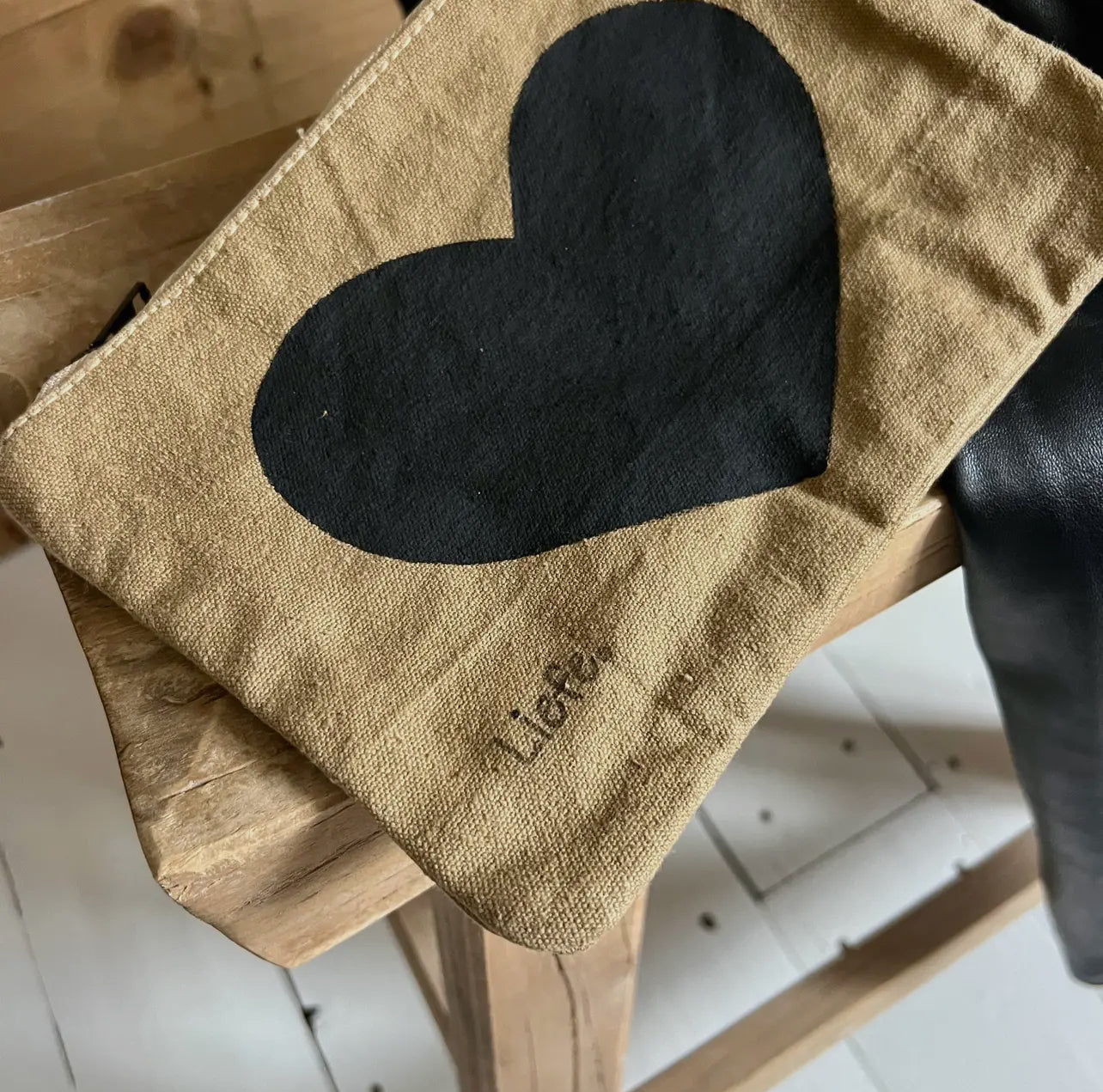 Pochette kaki cœur noir