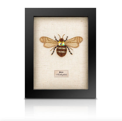 Abeille brodée main encadrée