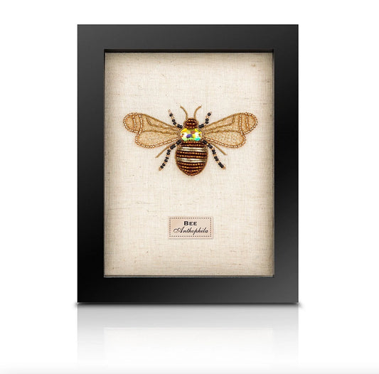 Abeille brodée main encadrée