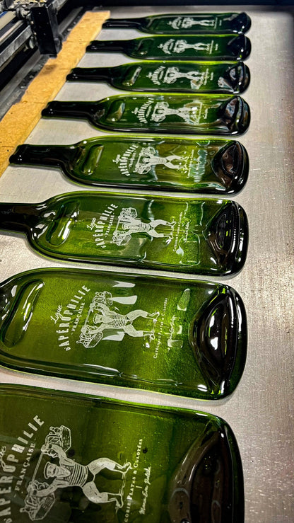 Planches apéro issues de bouteilles de vin - illustrées Plates et culottées