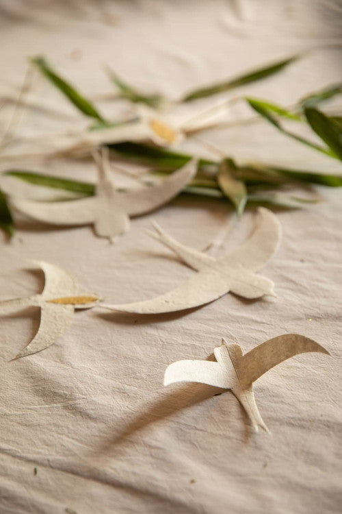 Hirondelles en papier Lokta