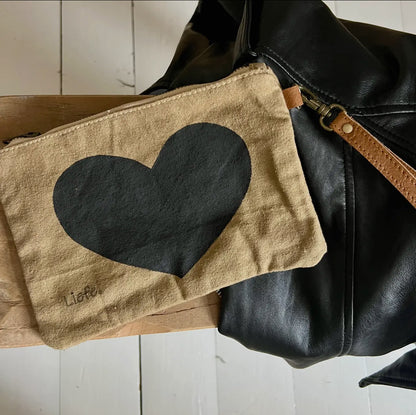 Pochette kaki cœur noir