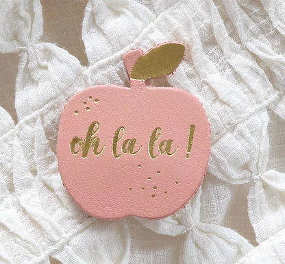 Broche cuir