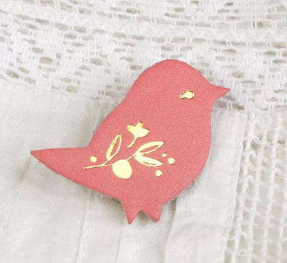 Broche cuir