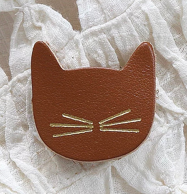 Broche cuir